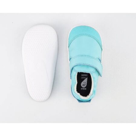 נעל לתינוקות בצבע תכלת סקוץ סולייה לבנה רקע לבן